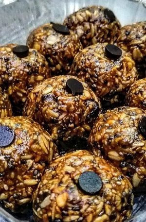 Peanut Butter Oatmeal Chocolate Chips Energy Balls